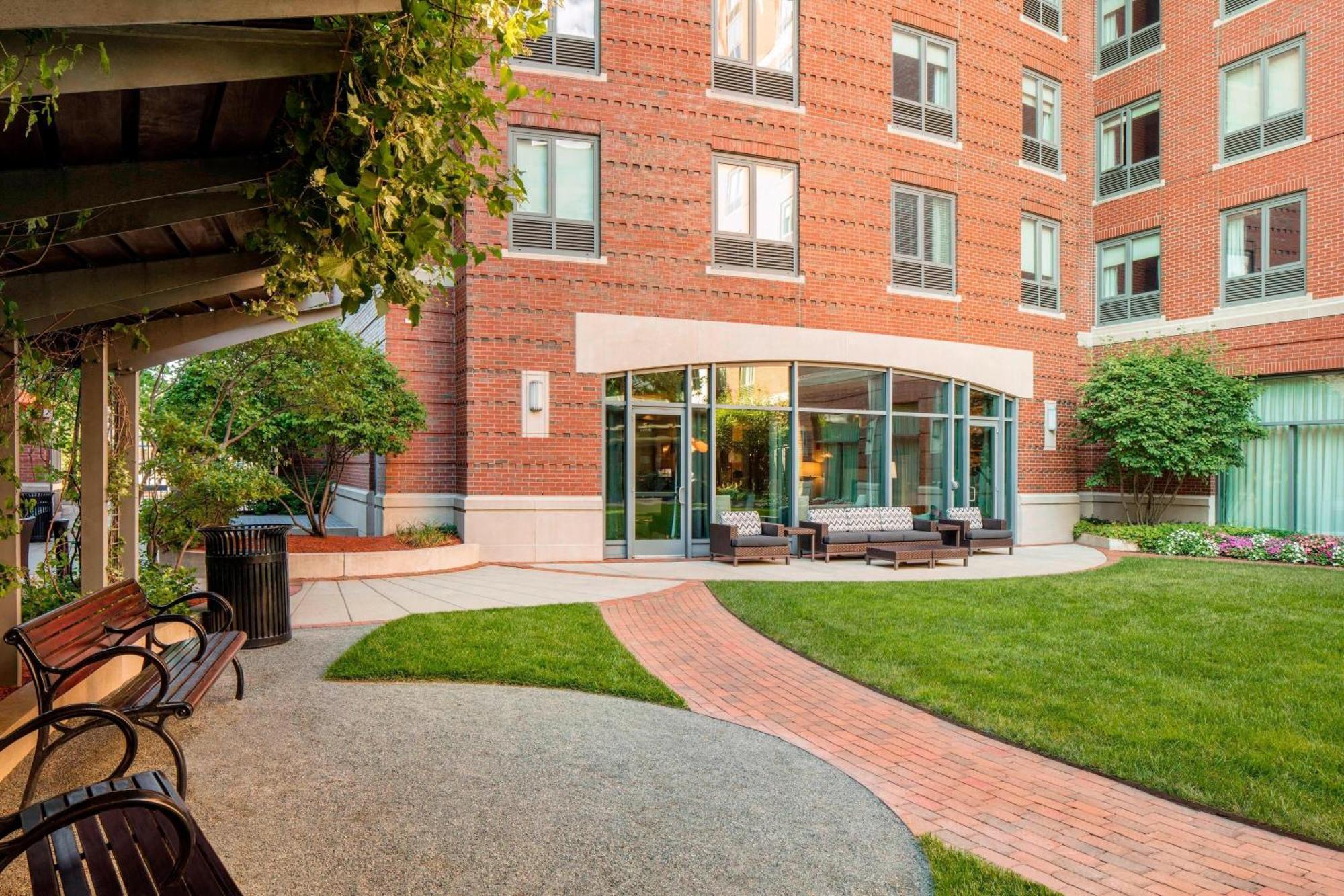 Courtyard By Marriott Boston Brookline Hotel Exterior photo